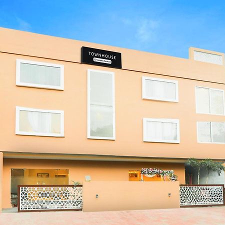 Super Townhouse Viraj Khand Formerly Veridian Inn Chinhat 외부 사진