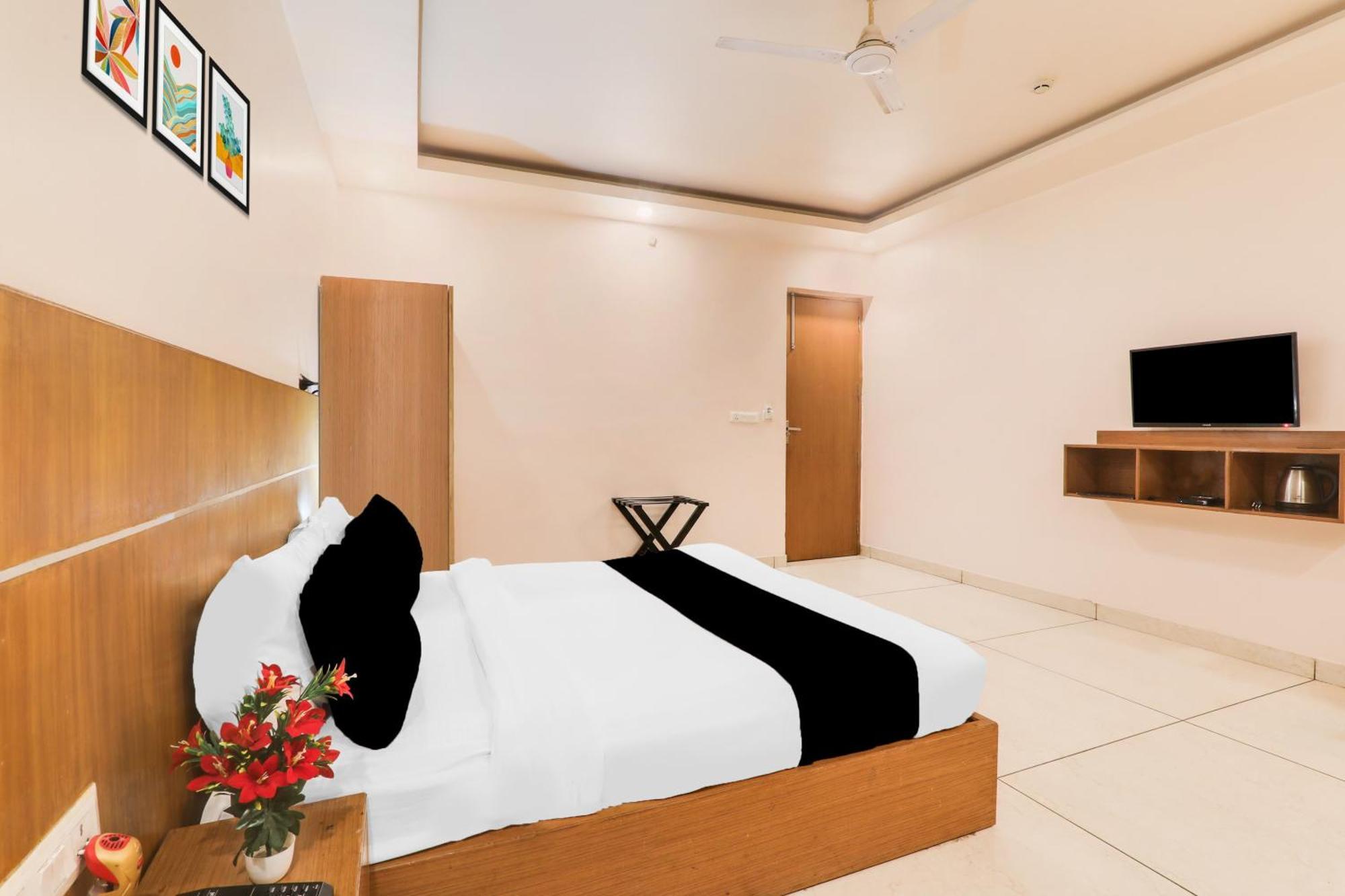 Super Townhouse Viraj Khand Formerly Veridian Inn Chinhat 외부 사진