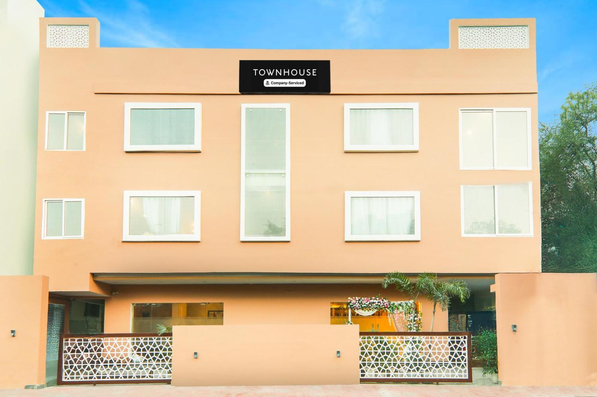 Super Townhouse Viraj Khand Formerly Veridian Inn Chinhat 외부 사진